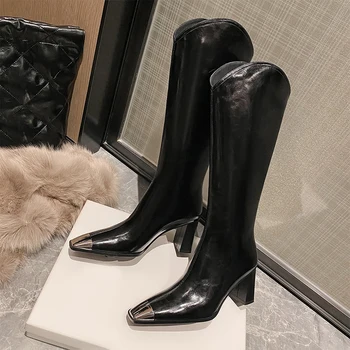 Heihaian Корейската версия на високите женски обувки есен-зима 2022 г. представлява рицарски обувки с метално бомбе с цип отзад
